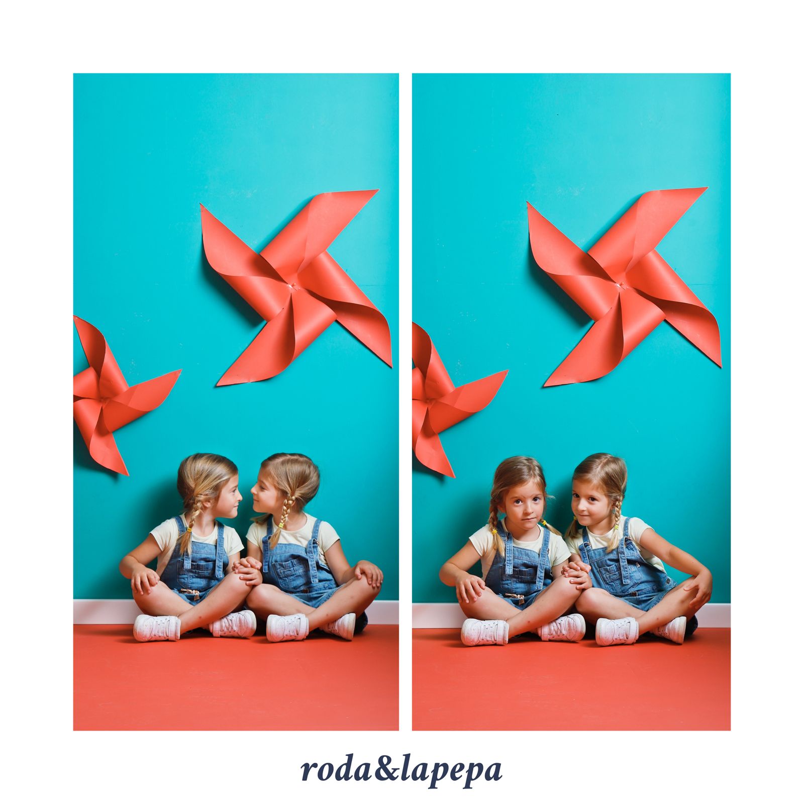 Díptico de dos niñas gemelas sentadas en el suelo de un estudio con fondo turquesa y molinillos de papel rojos gigantes.